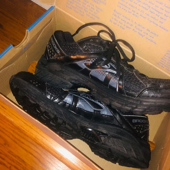 brooks shoes all black